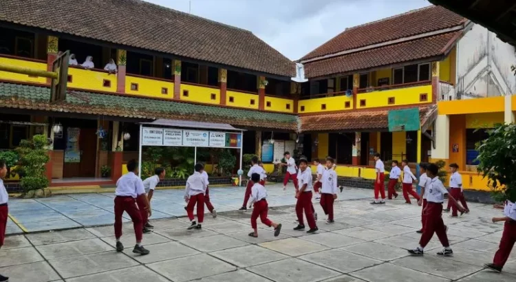 teaching elementary school children